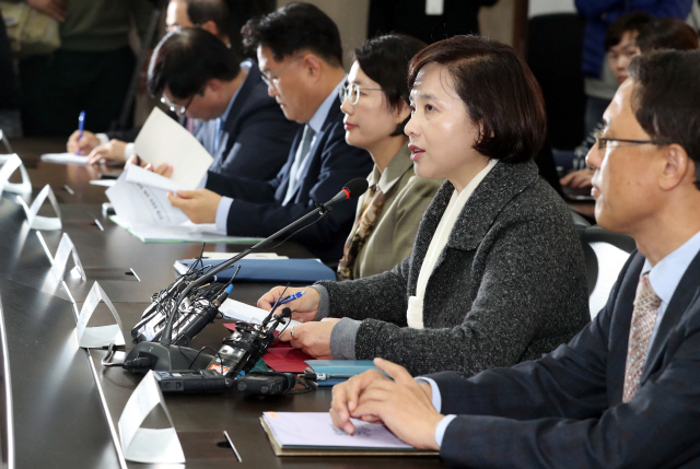 유은혜(오른쪽 두번째) 사회부총리 겸 교육부 장관이 28일 서울 여의도 교육시설재난공제회에서 열린 ‘유아교육 공공성 강화 추진단 합동 점검회의’에서 모두발언을 하고 있다. /송은석기자