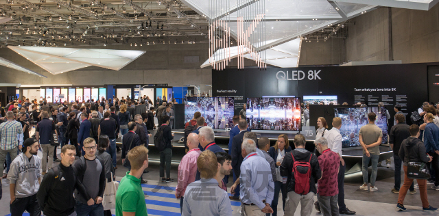 지난 9월 독일 베를린에서 열린 ‘국제가전박람회(IFA) 2018’ 행사장에 들른 관람객들이 삼성전자의 양자점발광다이오드(QLED) TV를 살펴보고 있다. /사진제공=삼성전자