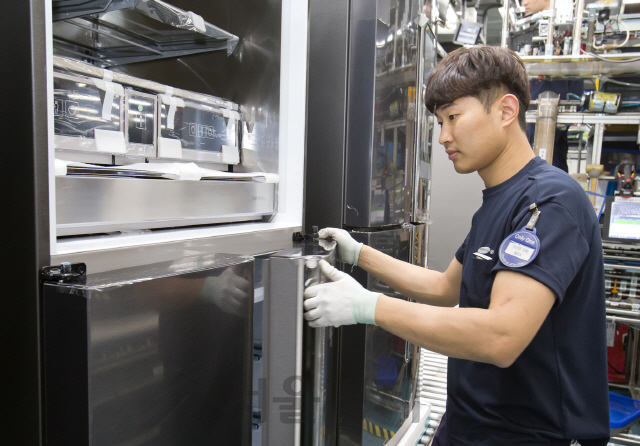 전남 광주의 삼성전자 가전공장 내 프리미엄 냉장고 생산 라인에서 직원이 업무를 보고 있다. /사진제공=삼성전자
