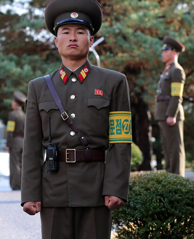 지난 26일 판문점에서 북측 군인이 ‘판문점 민사경찰 27’이라고 쓴 완장을 차고 경비를 서고 있다. /연합뉴스