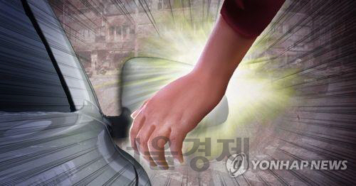 사이드미러에 손목 대는 일명 ‘손목치기’ 보험사기 /연합뉴스