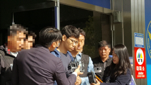 ‘강서구 PC방 살인’ 사건의 피의자 김성수(29)가 지난 22일 오전 정신감정을 받기 위해 공주치료감호소로 이동하려고 서울 양천경찰서를 나서고 있다./서종갑기자