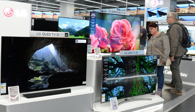 영국의 한 가전매장에서 고객이 LG전자 OLED TV를 살펴보고 있다./사진제공=LG전자