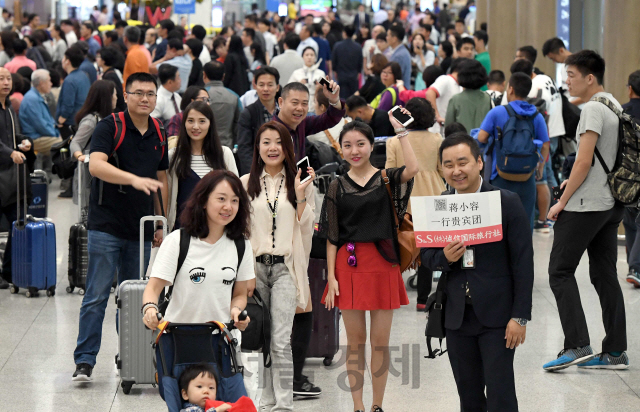 중국 국경절연휴를 앞두고 있는 30일 중국 심천에서 영종도 인천국제공항으로 입국한 관광객들이 밝은 표정으로 손을 흔들며 출국장을 빠져나가고 있다./영종도=이호재기자.