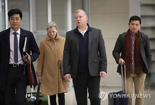 스티븐 비건 미국 국무부 대북특별대표가 한미 간 대북 공조 방안 조율을 위해 28일 방한했다. (사진 오른쪽에서 두 번째) /연합뉴스