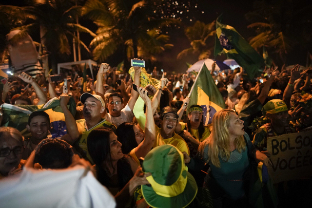 자이르 보우소나루 브라질 사회자유당 후보가 28일(현지시간) 치러진 대선 결선 투표에서 승리한 것으로 나타나자 지지자들이 그의 집 앞에서 기뻐하고 있다./AP연합뉴스