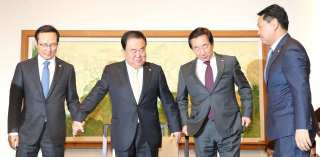 29일 국회의장접견실에서 열린 국회의장·교섭단체 원내대표 회동에서 참석자들이 손을 맞잡고 있다. 왼쪽부터 더불어민주당 홍영표 원내대표, 문희상 국회의장, 자유한국당 김성태 원내대표, 바른미래당 김관영 원내대표. /연합뉴스