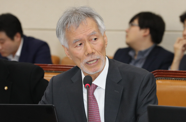 유민봉 자유한국당 의원이 29일 행정안전위원회의 종합 국정감사장에서 김부겸 행정안전부 장관에게 질의하고 있다.   /연합뉴스