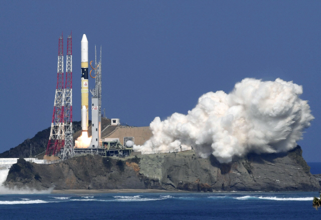 29일 가고시마 현 다네가시마 우주센터에서 ‘이부키 2호’를 실은 H2A 40호 로켓이 발사되고 있다./AP연합뉴스