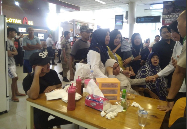 29일(현지시간) 해상에 추락하는 사고가 발생한 인도네시아 라이온에어 JT-610 탑승객들의 친인척들이 공항에서 소식을 기다리는 모습./AP=연합뉴스