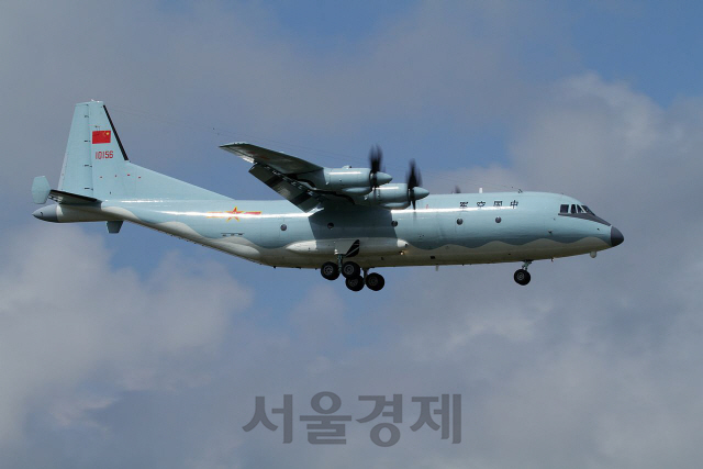 29일 2시간 동안 한국방공식별구역(KADIZ)에 진입해 강릉 동방 상공까지 비행한 중국 군용기와 동형으로 추정되는 Y-9 정찰기.
