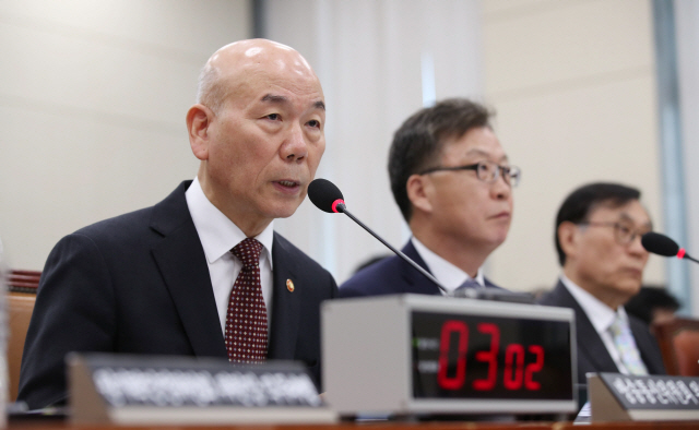 이효성 방송통신위원회 위원장이 29일 서울 여의도 국회에서열린 과학기술정보방송통신위원회 종합감사에서 의원들의 질의에 답변하고 있다./연합뉴스