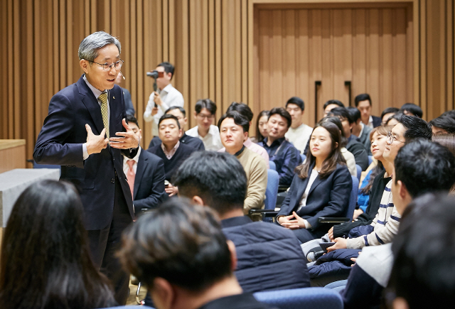 지난 26일 서울 여의도 더케이타워에서 열린 타운홀미팅에서 윤종규(왼쪽) KB금융 회장이 KB금융 직원 300여명과 그룹 및 계열사의 경영전략과 비전에 대해 토의하고 있다./사진제공=KB금융