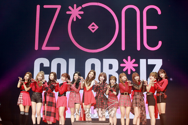 아이즈원(IZONE) 멤버들이 참석해 포토타임을 갖고 있다.