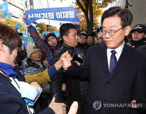 ‘경찰 출석’ 이재명, 5시간 30분 만 밖으로 “사실상 조사 끝나”