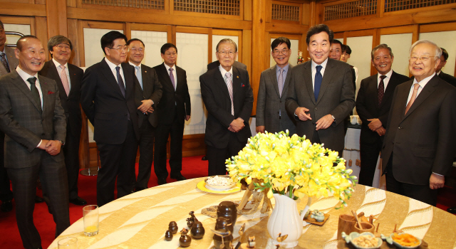 이낙연 국무총리가 29일 저녁 서울 삼청동 총리공관에서 재계를 대표하는 한국경영자총협회(경총) 손경식 회장 등 지도부와 만찬 간담회를 하기에 앞서 대화를 나누고 있다. 이날 만찬에는 손 회장을 비롯한 경총 회장단과 지방경총회장 등 20여 명이 참석했다./연합뉴스