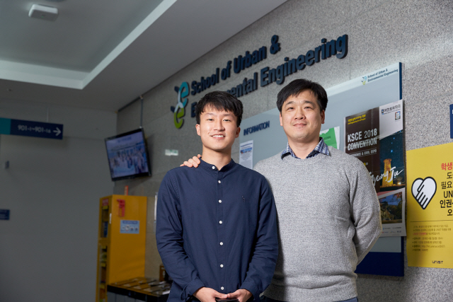 전동호(왼쪽) 울산과학기술원 대학원생과 오재은 도시환경공학부 교수.