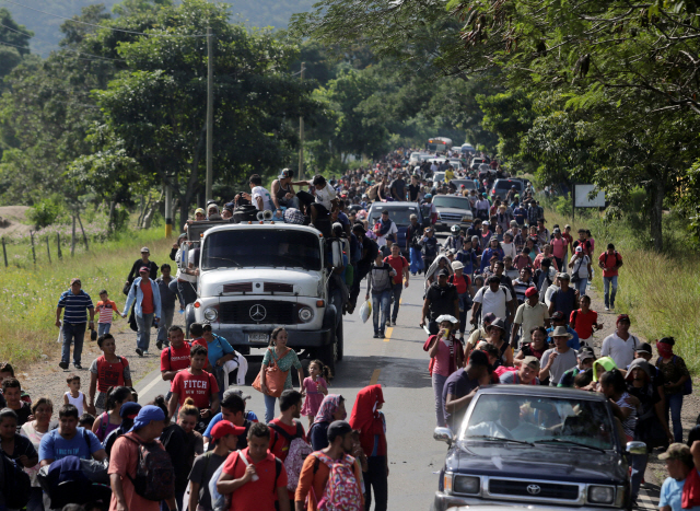 중미 온두라스 이민자들이 15일(현지시간) 과테말라와 접경한 오코테페케에서 캐러밴을 형성해 미국 국경을 향해 이동하고 있다. /오코테페케=로이터연합뉴스
