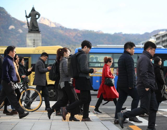 지난 29일 서울 광화문역 인근에서 두터운 옷차림의 시민들이 출근길을 재촉하고 있다./연합뉴스