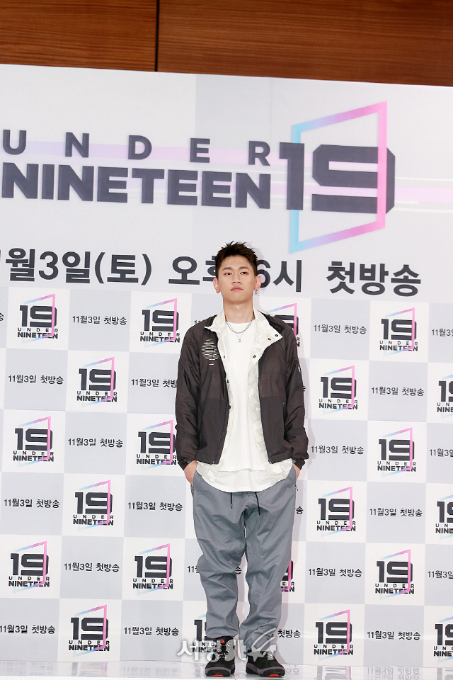 가수 크러쉬가 MBC 오디션 프로그램 ‘언더 나인틴(Under Nineteen)’ 제작발표회에 참석해 포토타임을 갖고 있다.
