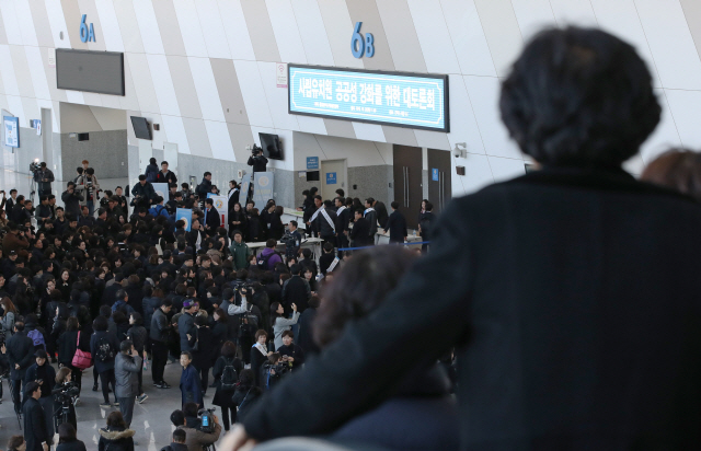 한국유치원총연합회 소속 전국 사립유치원 관계자들이 30일 오전 고양시 일산 킨텍스에서 열리는 비공개 토론회의에 검은색 옷을 입고 참석하고 있다./연합뉴스