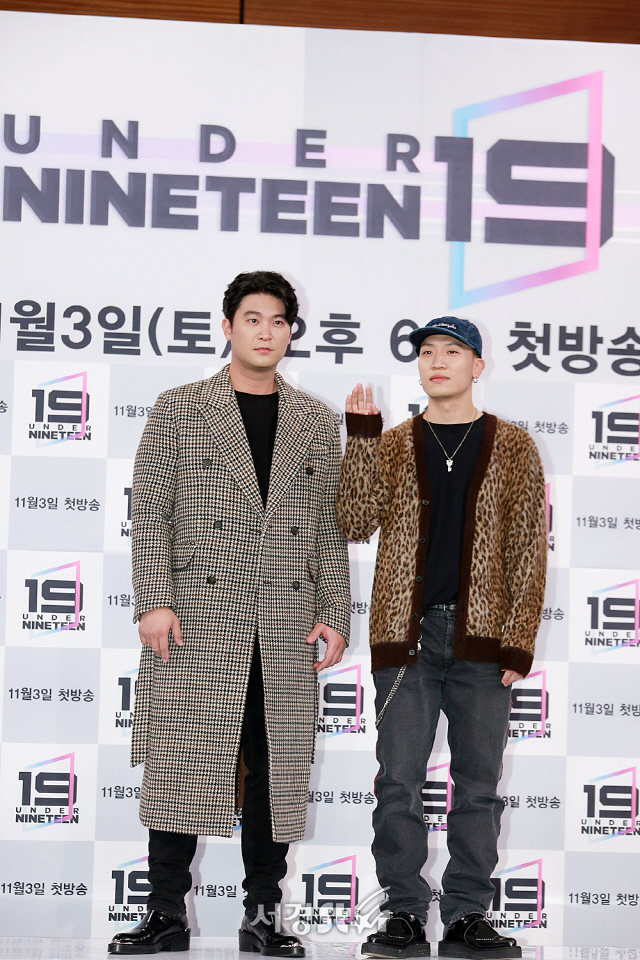 다이나믹 듀오가 MBC 오디션 프로그램 ‘언더 나인틴(Under Nineteen)’ 제작발표회에 참석해 포토타임을 갖고 있다.