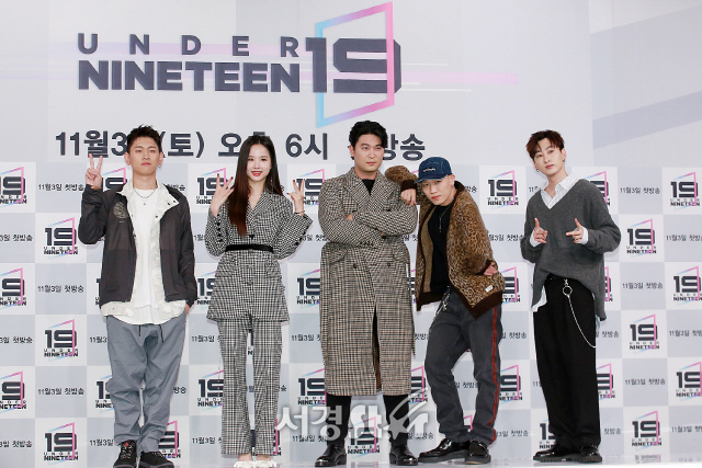 가수 크러쉬, EXID 멤버 솔지, 다이나믹 듀오, 슈퍼주니어 멤버 은혁이 MBC 오디션 프로그램 ‘언더 나인틴(Under Nineteen)’ 제작발표회에 참석해 포토타임을 갖고 있다.