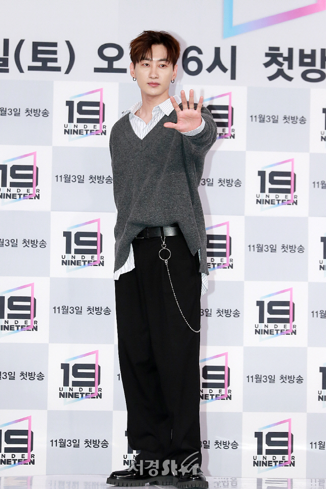 슈퍼주니어 멤버 은혁이 MBC 오디션 프로그램 ‘언더 나인틴(Under Nineteen)’ 제작발표회에 참석해 포토타임을 갖고 있다./사진=지수진 기자