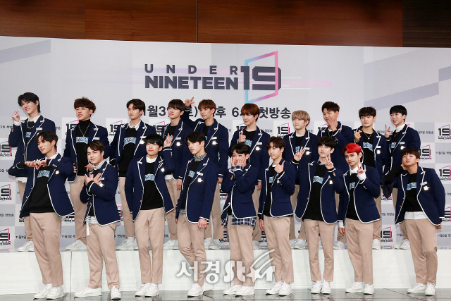 퍼포먼스팀이 MBC 오디션 프로그램 ‘언더 나인틴(Under Nineteen)’ 제작발표회에 참석해 포토타임을 갖고 있다.