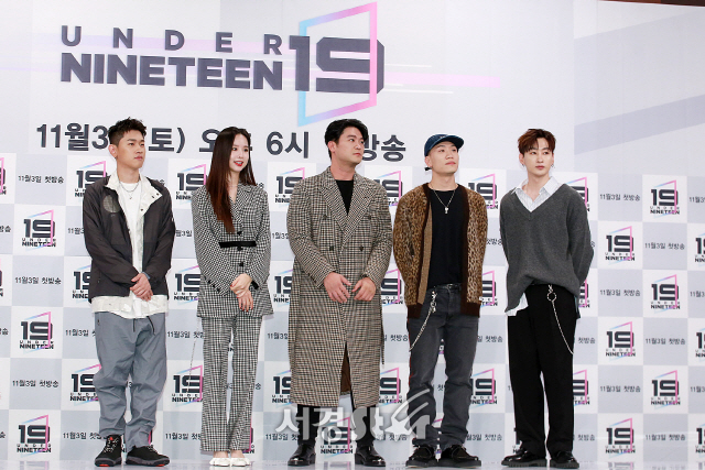 가수 크러쉬, EXID 멤버 솔지, 다이나믹 듀오, 슈퍼주니어 멤버 은혁이 MBC 오디션 프로그램 ‘언더 나인틴(Under Nineteen)’ 제작발표회에 참석해 포토타임을 갖고 있다.