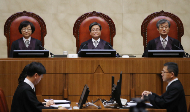 김명수 대법원장(가운데)이 30일 오후 서울 서초구 대법원 대법정에서 일제 강제징용 피해자들이 일본 기업을 상대로 낸 손해배상청구 소송 재상고심 판결 선고를 위한 대법원 전원합의체에 참석해 있다./연합뉴스