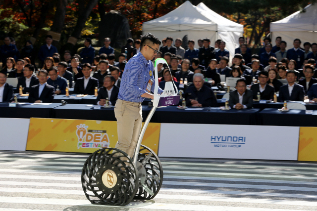 계단 오르는 이륜보드…미래車 아이디어 한자리에