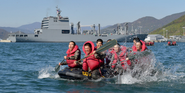 261기 해군 부사관후보생들이 30일 해군사관학교 앞 바다에서 해상 IBS 훈련을 진행하고 있다. /사진제공=해군