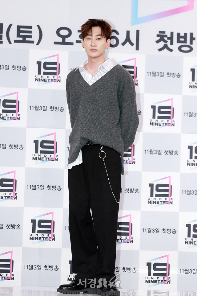 슈퍼주니어 멤버 은혁이 MBC 오디션 프로그램 ‘언더 나인틴(Under Nineteen)’ 제작발표회에 참석해 포토타임을 갖고 있다.