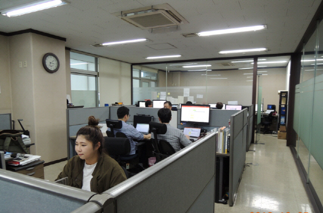 서울시 영등포구 양평동에 있는 이액티브 사무실에서 직원들이 업무에 몰두하고 있다. /사진제공=이액티브