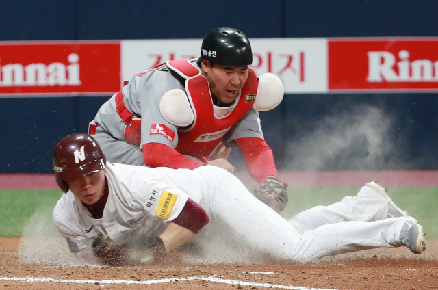 넥센 김혜성이 30일 서울 고척스카이돔에서 열린 SK와의 KBO 플레이오프 3차전 5회 말 공격에서 3루타를 때리고 나간 뒤 후속 송성문의 희생플라이 때 홈인하고 있다. /연합뉴스