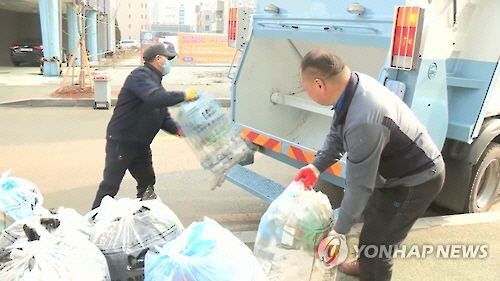 쓰레기 수거 작업 중인 환경미화원./연합뉴스