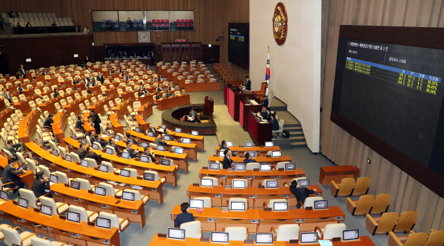 김기영, 이종석, 이영진 헌법재판소 재판관 선출안이 지난 17일 국회에서 열린 본회의에서 가결되고 있다./연합뉴스