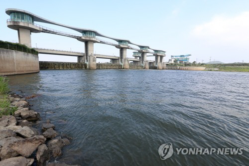 지난해 6월 절반만 열렸던 영산강 죽산보 수문이 내년 봄까지 한시적으로 모두 열린다./연합뉴스