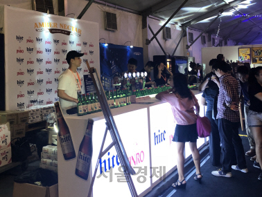 싱가포르에서 열린 국제 맥주 축제 ‘비어페스트아시아’에 참가한 하이트진로 부스./사진제공=하이트진로
