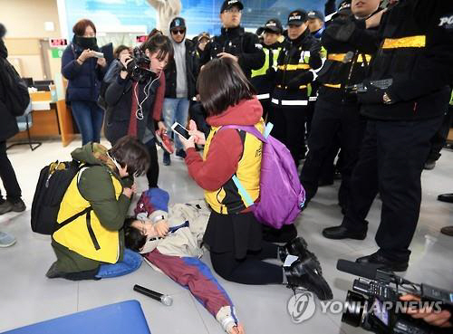 지난 2016년 1월 알바노조 조합원들이 서울고용노동청에서 경찰과 대치하고 있다./연합뉴스