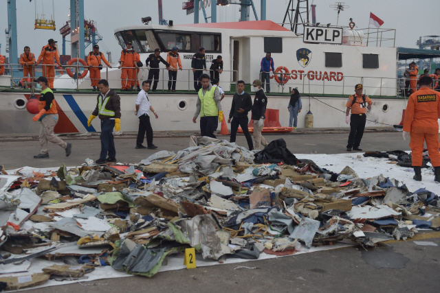 180여명을 태우고 인도네시아 자카르타에서 수마트라섬 남쪽으로 향하던 라이언에어 소속 여객기 해상 추락사고가 발생한지 하루가 지난 30일(현지시간) 자카르타의 탄중프리오크항에 새로 발견된 라이언에어 JT610편 잔해들이 쌓여있다. /AFP연합뉴스