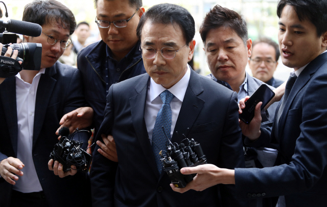 신한은행 신입사원 부정채용 의혹을 받는 조용병 신한금융지주 회장이 지난 10일 영장심사를 받기 위해 서울동부지법에 출석하고 있다./연합뉴스