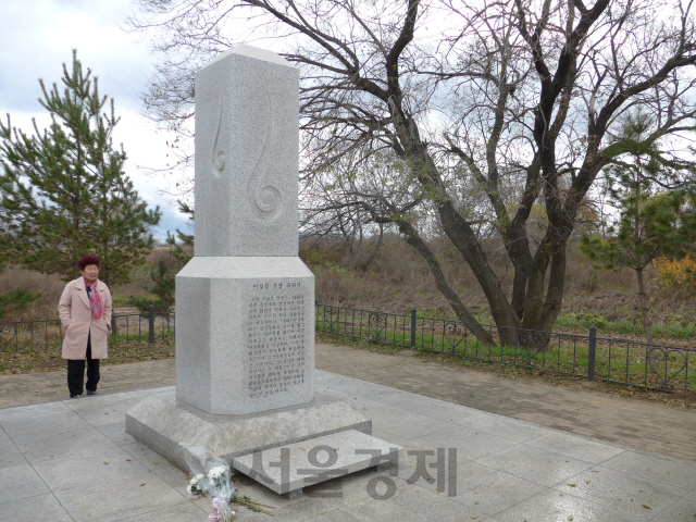 러시아 연해주에서 살아가는 한 고려인이 우수리스크 수이푼강 인근에 세워진 이상설 선생의 유허비를 보며 깊은 회한에 잠겨 있다.