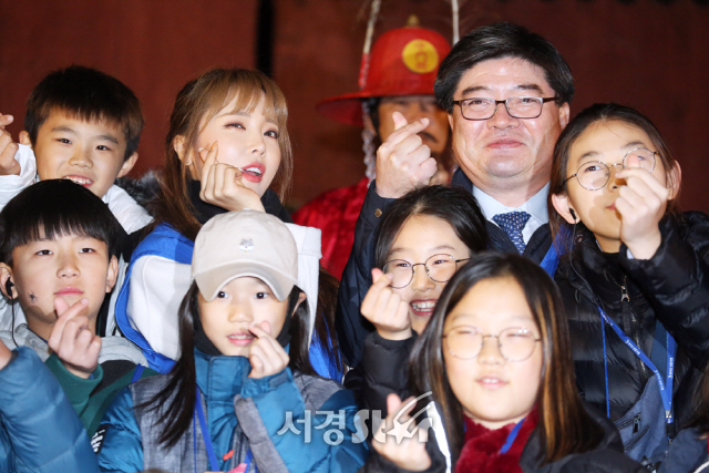 홍진영-김용진 차관,  어린이들과 하트