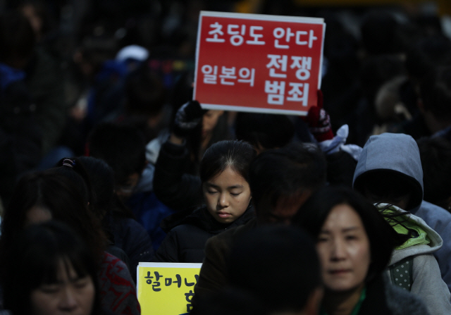 31일 종로구 주한일본대사관 앞에서 열린 일본군 위안부 피해자 문제 해결 촉구 수요집회에 참가한 한 학생이 지난 26일 별세한 고 하점연 할머니의 명복을 빌며 묵념을 하고 있다./연합뉴스