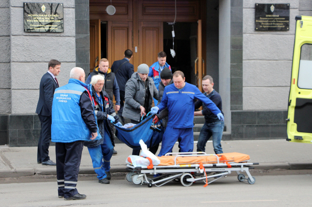 러시아 북부 도시 아르한겔스크의 정보기관 건물에서 폭발 사고가 발생한 31일 관계자들이 사건 현장을 수습하고 있다. /아르한겔스크=로이터연합뉴스