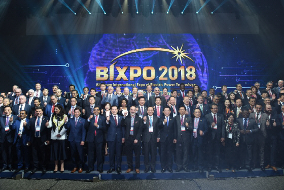 김종갑 한국전력 사장을 비롯한 전세계 에너지 전문가들이 31일 광주 김대중컨벤션센터에서 열린 ‘BIXPO 2018’ 개막식에서 기념촬영을 하고 있다. /사진제공=한전