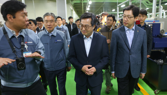 31일 오후 경남 창원시에 있는 자동차 부품 제조기업 경한코리아에서 김동연(오른쪽 두번째) 경제부총리 겸 기획재정부장관이 공장 내부를 둘러보고 있다./연합뉴스