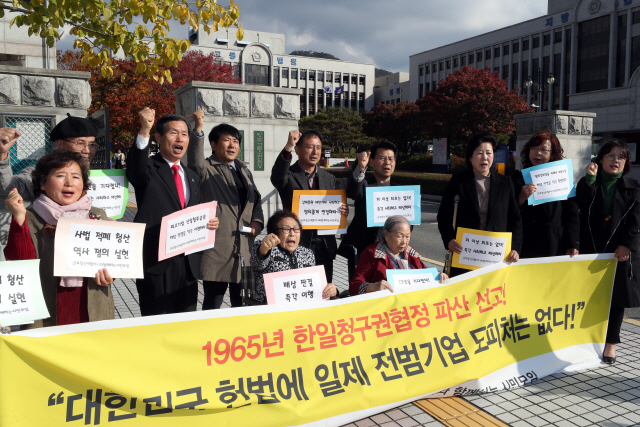 일본 전범기업인 미쓰비시중공업을 상대로 손해배상 청구 소송을 제기한 강제징용 피해자들과 ‘근로정신대 할머니와 함께하는 시민모임’ 활동가들이 31일 광주고등법원 앞에서 구호를 외치고 있다. /광주=연합뉴스